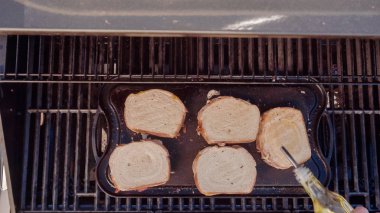 Yemek ızgara peynir sandviç açık gaz ızgara.