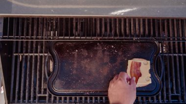 Yemek ızgara peynir sandviç açık gaz ızgara.