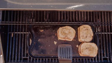 Yemek ızgara peynir sandviç açık gaz ızgara.