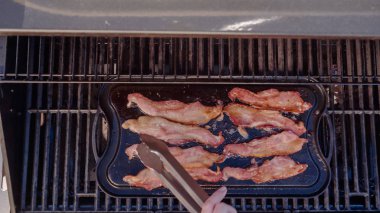 Dökme demir zor durumda açık gaz ızgara içinde pastırma kızartma.