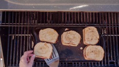 Yemek ızgara peynir sandviç açık gaz ızgara.