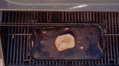 Yemek ızgara peynir sandviç açık gaz ızgara.