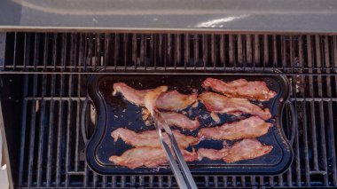 Dökme demir zor durumda açık gaz ızgara içinde pastırma kızartma.