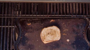 Yemek ızgara peynir sandviç açık gaz ızgara.