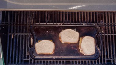 Yemek ızgara peynir sandviç açık gaz ızgara.