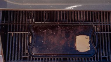 Yemek ızgara peynir sandviç açık gaz ızgara.