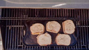 Yemek ızgara peynir sandviç açık gaz ızgara.