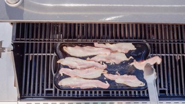 Dökme demir zor durumda açık gaz ızgara içinde pastırma kızartma.