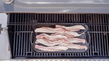 Dökme demir zor durumda açık gaz ızgara içinde pastırma kızartma.