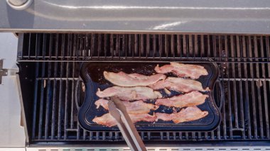 Dökme demir zor durumda açık gaz ızgara içinde pastırma kızartma.