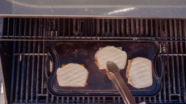 Yemek ızgara peynir sandviç açık gaz ızgara.