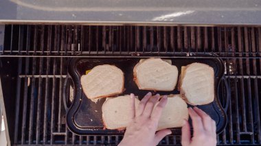 Yemek ızgara peynir sandviç açık gaz ızgara.