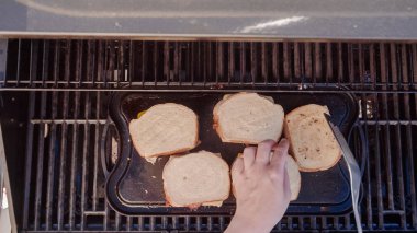 Yemek ızgara peynir sandviç açık gaz ızgara.