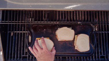 Yemek ızgara peynir sandviç açık gaz ızgara.