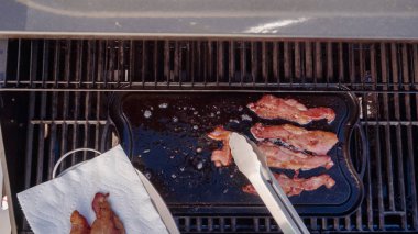 Dökme demir zor durumda açık gaz ızgara içinde pastırma kızartma.