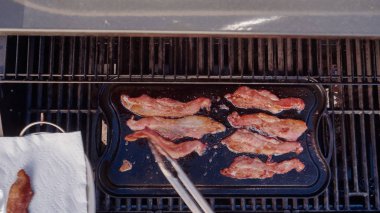 Dökme demir zor durumda açık gaz ızgara içinde pastırma kızartma.