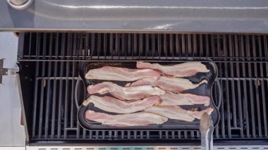 Dökme demir zor durumda açık gaz ızgara içinde pastırma kızartma.