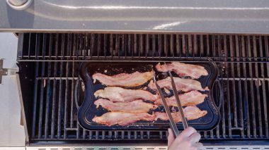 Dökme demir zor durumda açık gaz ızgara içinde pastırma kızartma.