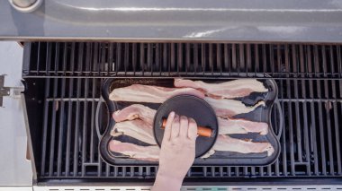 Dökme demir zor durumda açık gaz ızgara içinde pastırma kızartma.