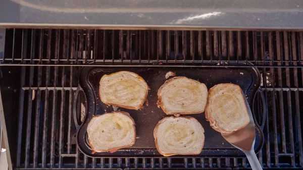 Yemek ızgara peynir sandviç açık gaz ızgara.
