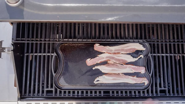 Dökme demir zor durumda açık gaz ızgara içinde pastırma kızartma.