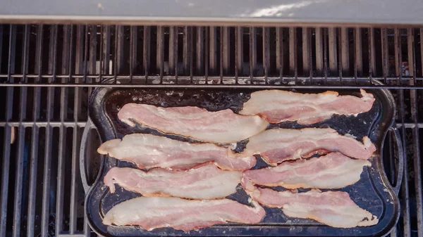 Dökme demir zor durumda açık gaz ızgara içinde pastırma kızartma.