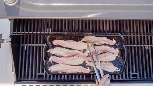 Dökme demir zor durumda açık gaz ızgara içinde pastırma kızartma.