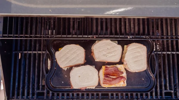 Yemek ızgara peynir sandviç açık gaz ızgara.
