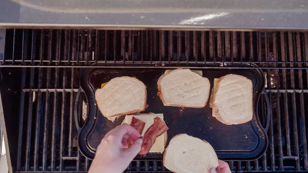 Yemek ızgara peynir sandviç açık gaz ızgara.