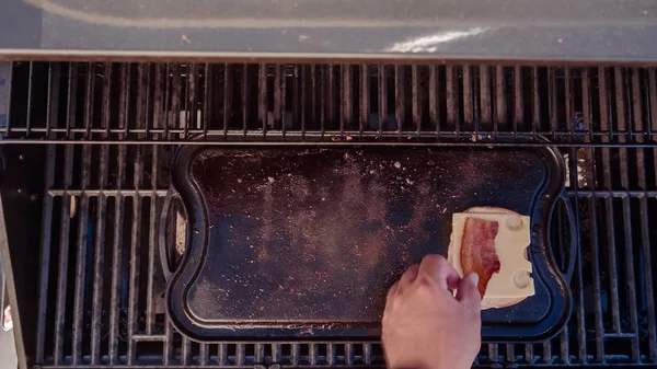 Yemek ızgara peynir sandviç açık gaz ızgara.