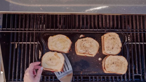 Yemek ızgara peynir sandviç açık gaz ızgara.
