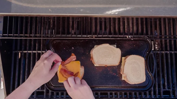 Yemek ızgara peynir sandviç açık gaz ızgara.