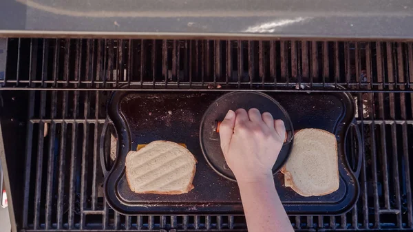 Matlagning Grillad Ostsmörgås Utomhus Gasolgrill — Stockfoto