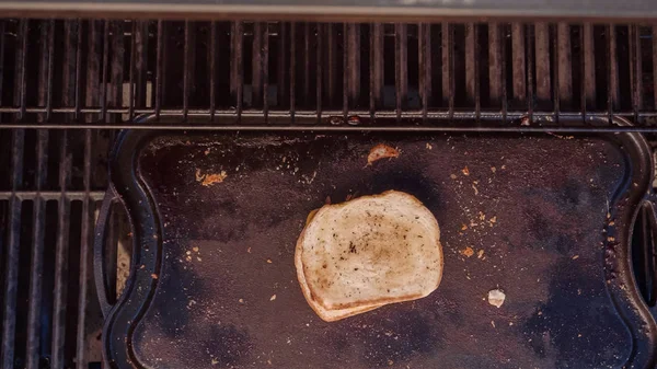 Yemek ızgara peynir sandviç açık gaz ızgara.