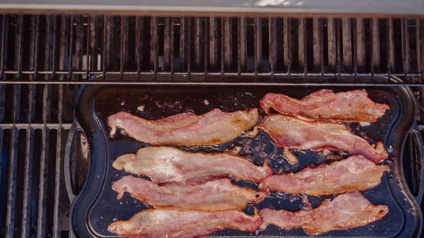 Dökme demir zor durumda açık gaz ızgara içinde pastırma kızartma.