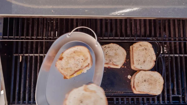 Yemek ızgara peynir sandviç açık gaz ızgara.