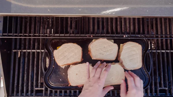 Yemek ızgara peynir sandviç açık gaz ızgara.