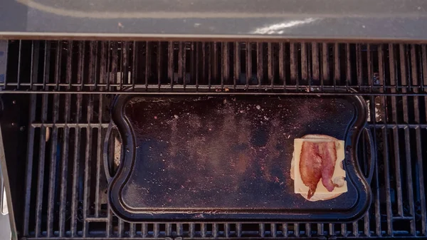 Yemek ızgara peynir sandviç açık gaz ızgara.