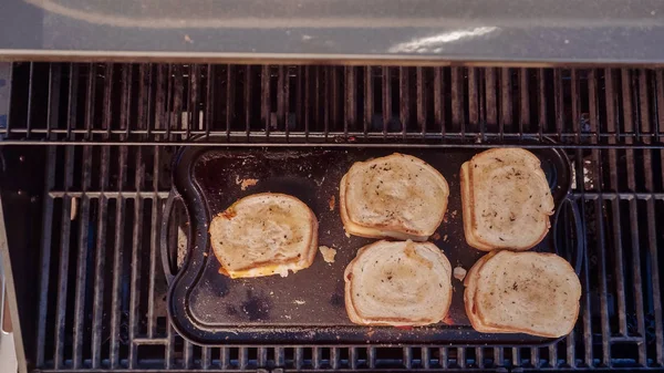 Yemek ızgara peynir sandviç açık gaz ızgara.