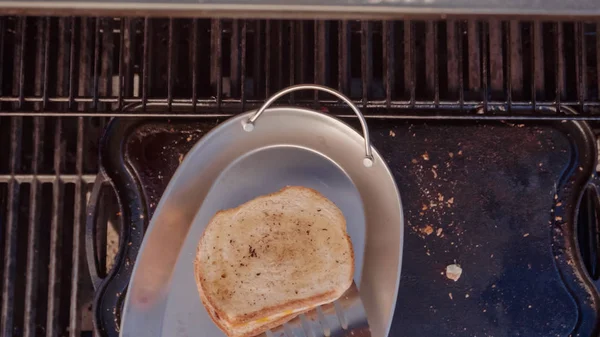 Yemek ızgara peynir sandviç açık gaz ızgara.