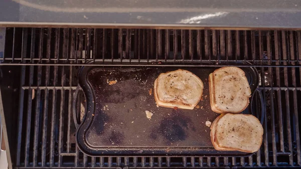 Yemek ızgara peynir sandviç açık gaz ızgara.