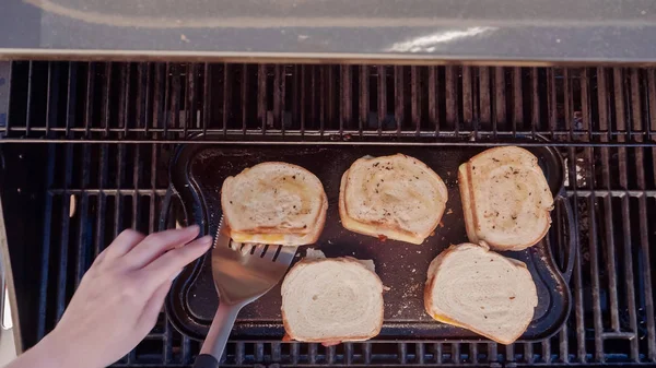 Kochen Gegrillter Käse Sandwich Auf Outdoor Gasgrill — Stockfoto