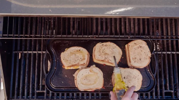 Yemek ızgara peynir sandviç açık gaz ızgara.