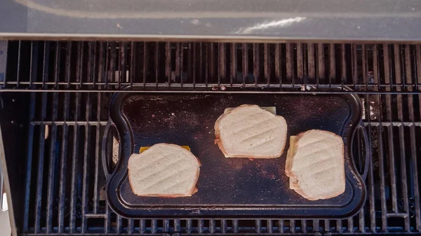 Yemek Izgara Peynir Sandviç Açık Gaz Izgara — Stok fotoğraf