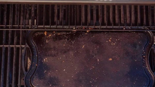 Empty Cast Iron Griddle Outdoor Gas Grill — Stock Photo, Image