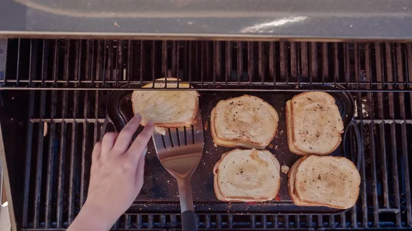 Cucina Panino Formaggio Alla Griglia Sulla Griglia Gas All Aperto — Foto Stock