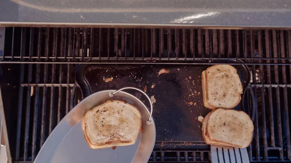 Főzés Grillezett Sajtos Szendvicset Szabadtéri Gáz Grill — Stock Fotó