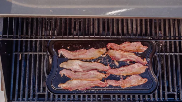 Friture Bacon Sur Plaque Cuisson Fonte Dans Barbecue Gaz Extérieur — Photo