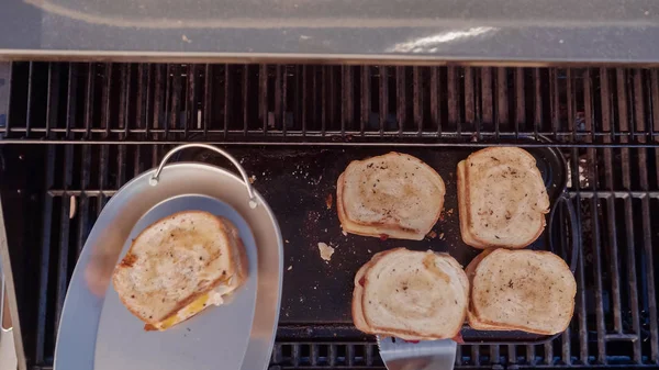 Приготування Бутерброд Сиром Грилі Відкритому Повітрі — стокове фото