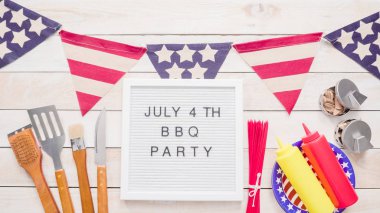 4 Temmuz barbekü partisi işareti faturasındaki kurulu 4 Temmuz ile dekorasyon.